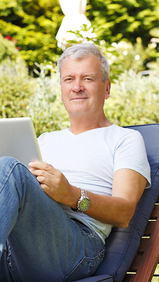 Man in tuinstoel