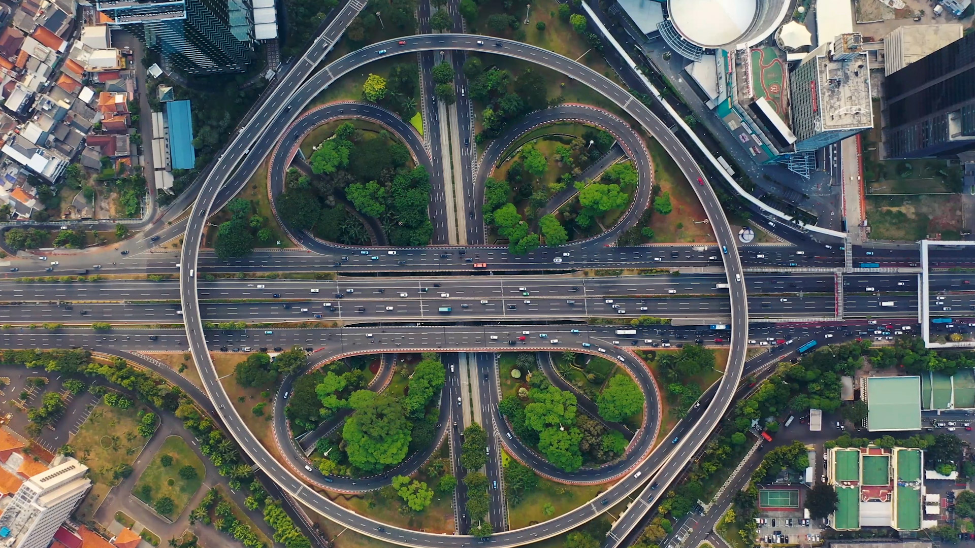 Drukke avondspits vanuit de lucht