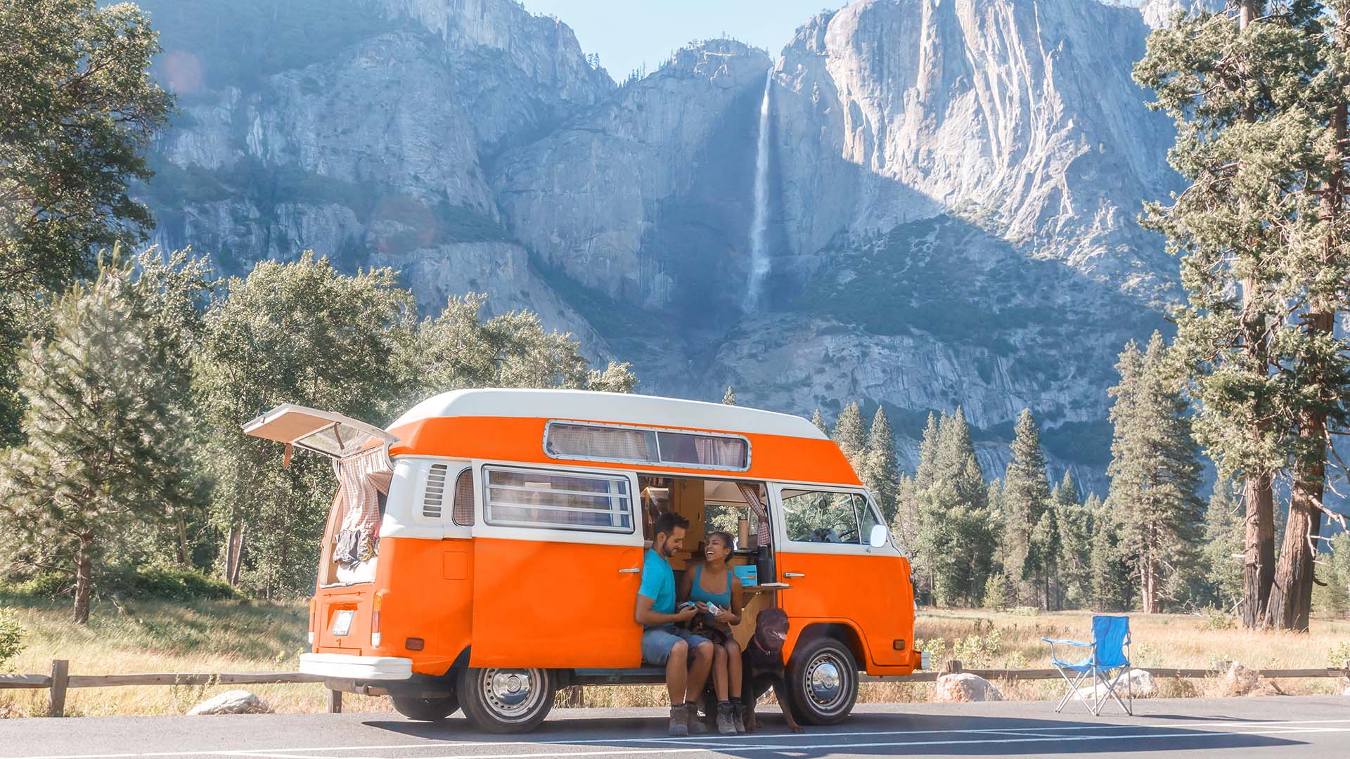 Elaska VW camper bergen op achtergrond blij koppel